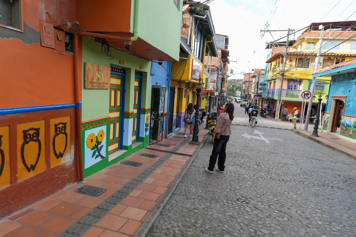 Photo 1 of Guatapé Travel · sede La 70
